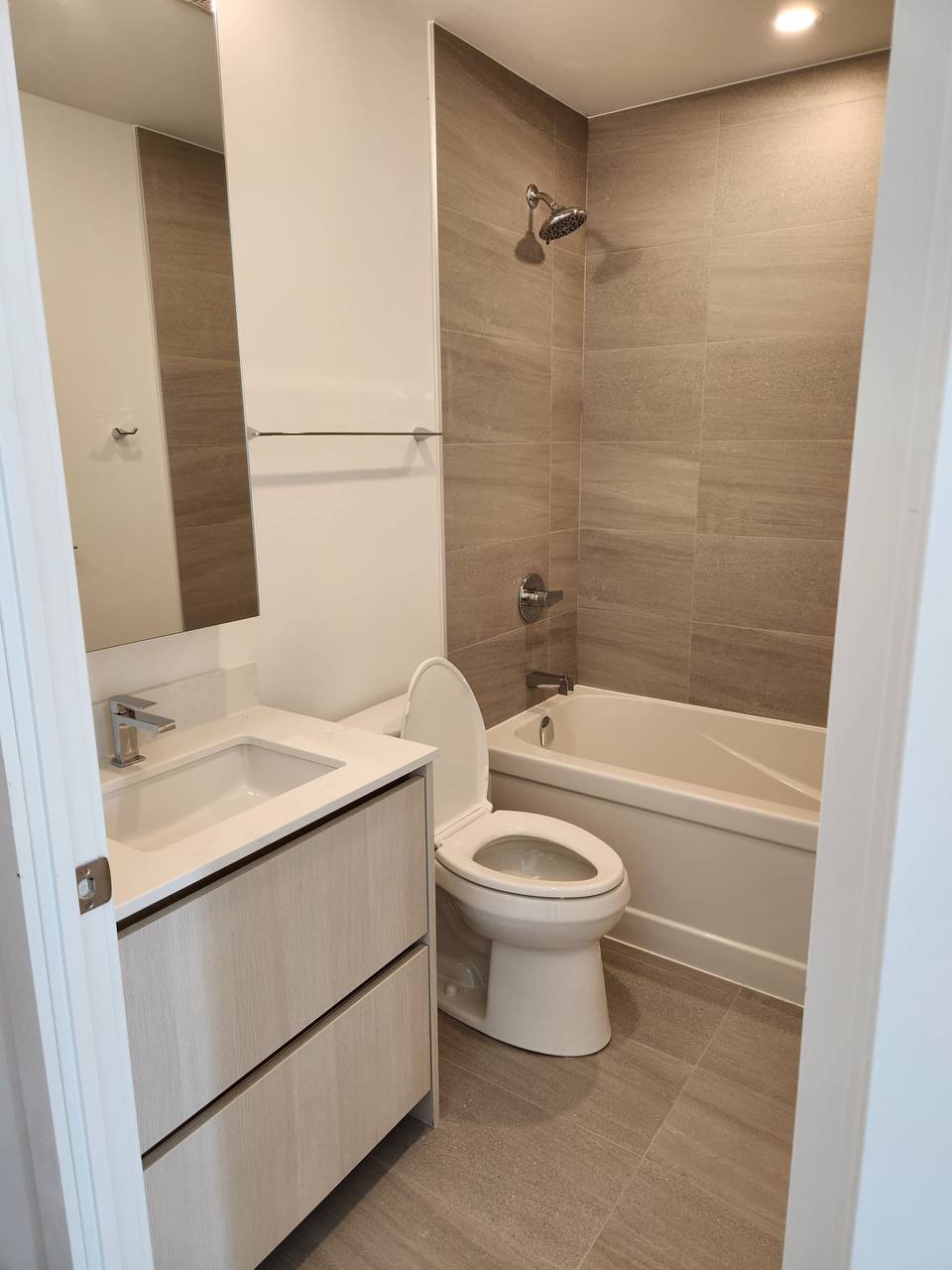 واحد نوساز ۱ خوابه + Den برای اجاره در Thornhill