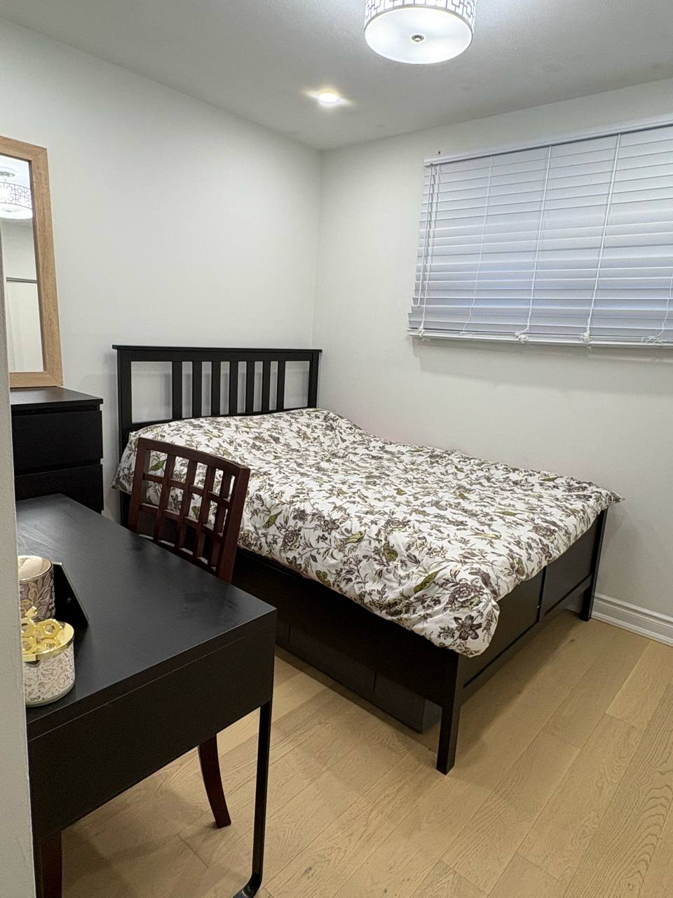 اجاره اتاق بزرگ طبقه اول يك بنگلو