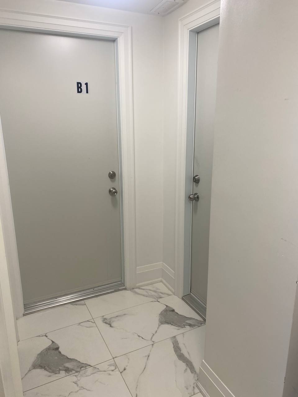 بیسمنت آپارتمان یک خوابه، مبله ، نوساز و بسیار تمیز در نیومارکت آماده اجاره برای اول ماه جولای