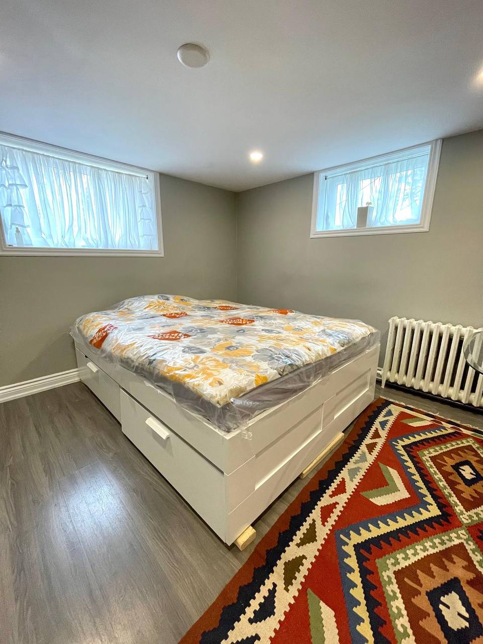 � اجاره بیسمنت فرنیش‌شده در تورن‌هیل بسیار نزدیک به یانگ Yonge& Center