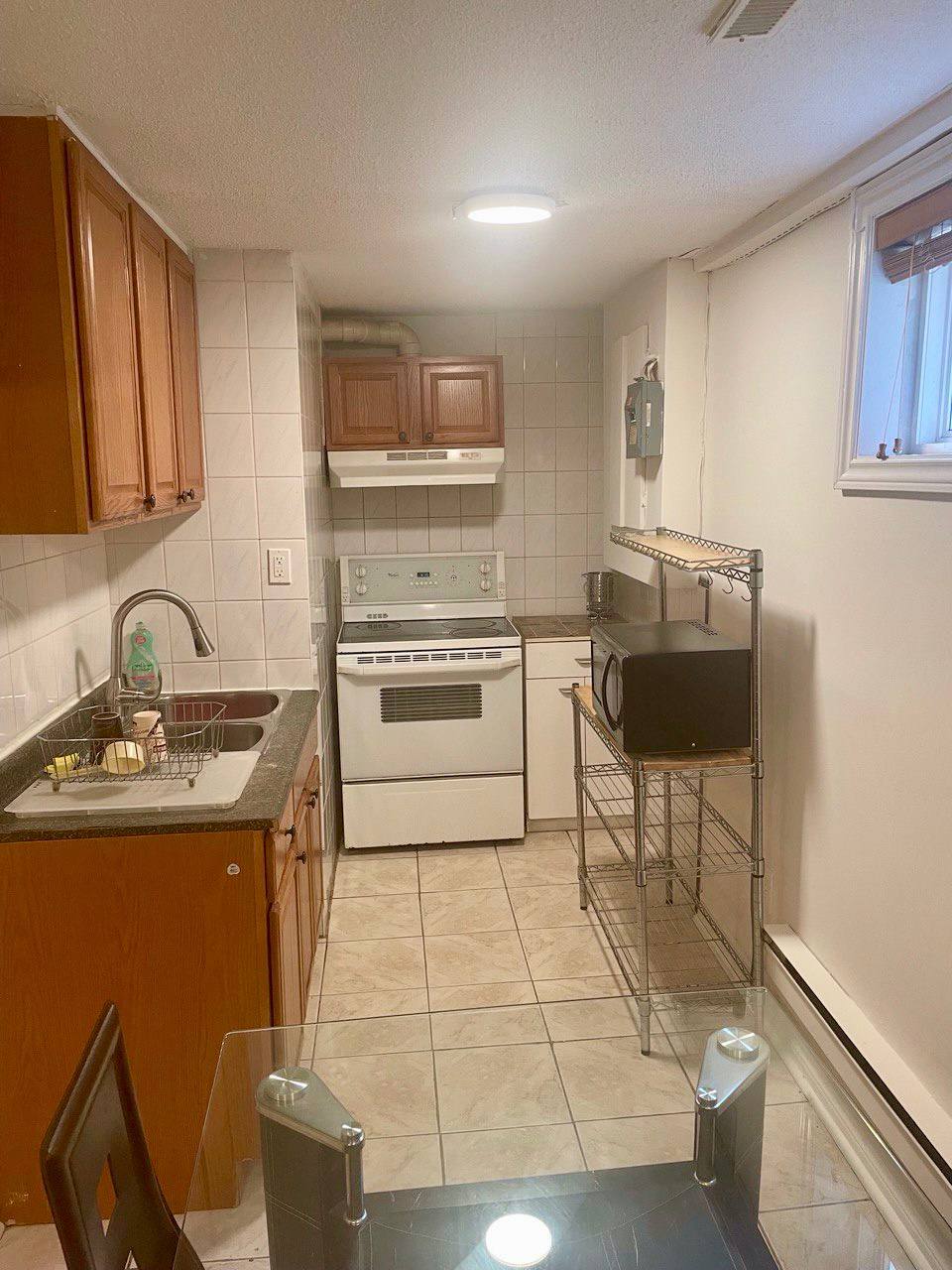 واحد یک خوابه ( بیسمنت ) مبله ، پُرنور با ورودی مجزا واقع در منطقه تورنهیل