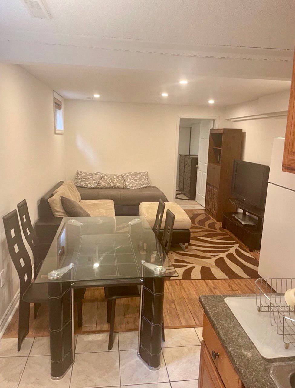 واحد یک خوابه ( بیسمنت ) مبله ، پُرنور با ورودی مجزا واقع در منطقه تورنهیل