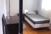 يك اتاق بزرگ طبقه دوم ، مبله