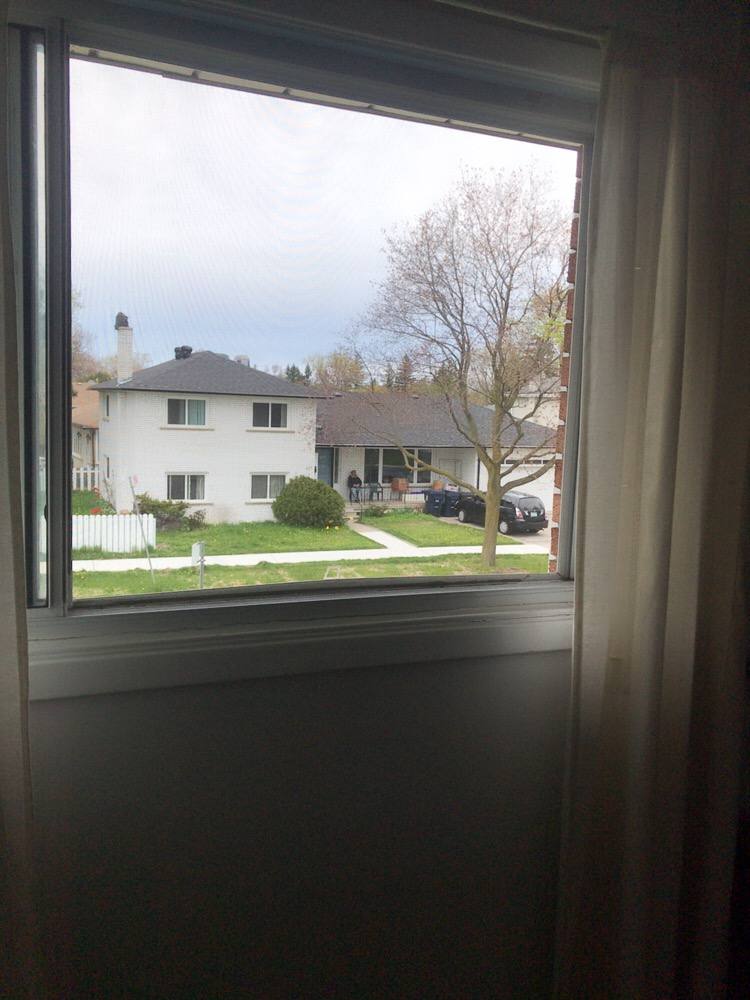 يك اتاق بزرگ طبقه دوم ، مبله