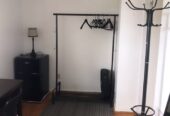 يك اتاق بزرگ طبقه دوم ، مبله