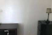 يك اتاق بزرگ طبقه دوم ، مبله