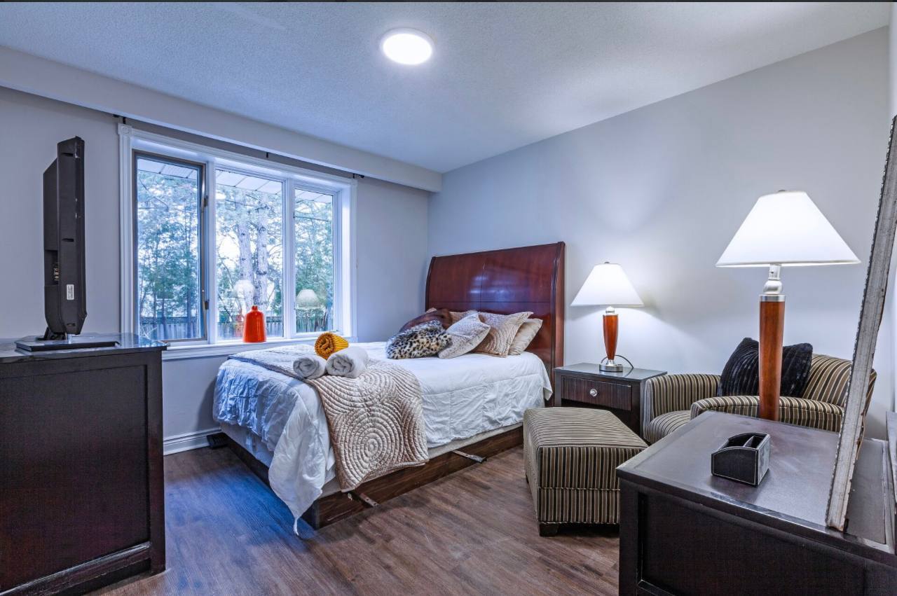 اتاق مبله و دلباز با نورگیر🔆 عالی با پنجره های بزرگ و قشنگ 🪟🪟