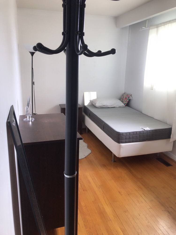 يك اتاق بزرگ طبقه دوم ، مبله ، نور صبحگاهى بسمت شمال