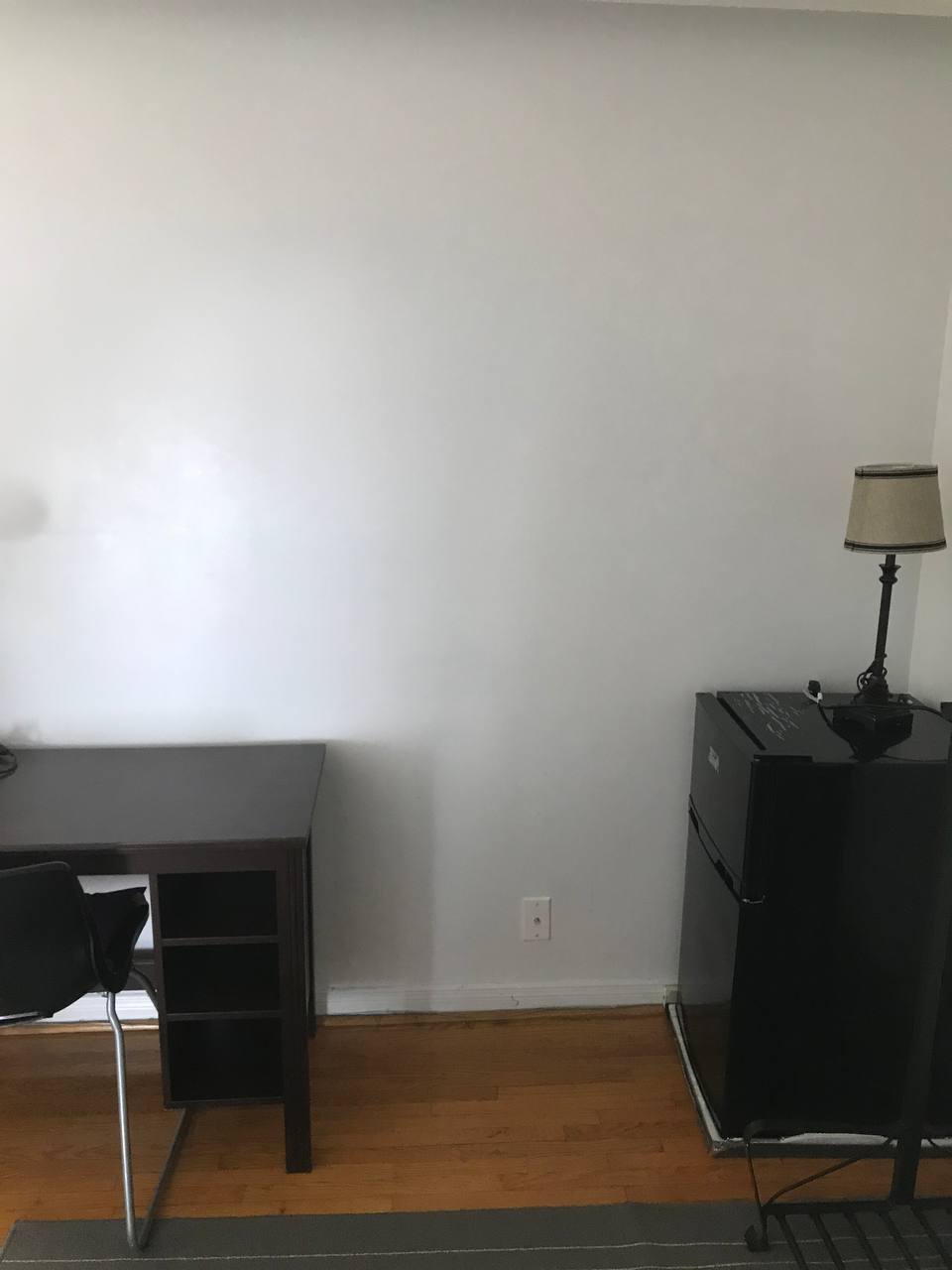 يك اتاق بزرگ طبقه دوم ، مبله ، نور صبحگاهى بسمت شمال