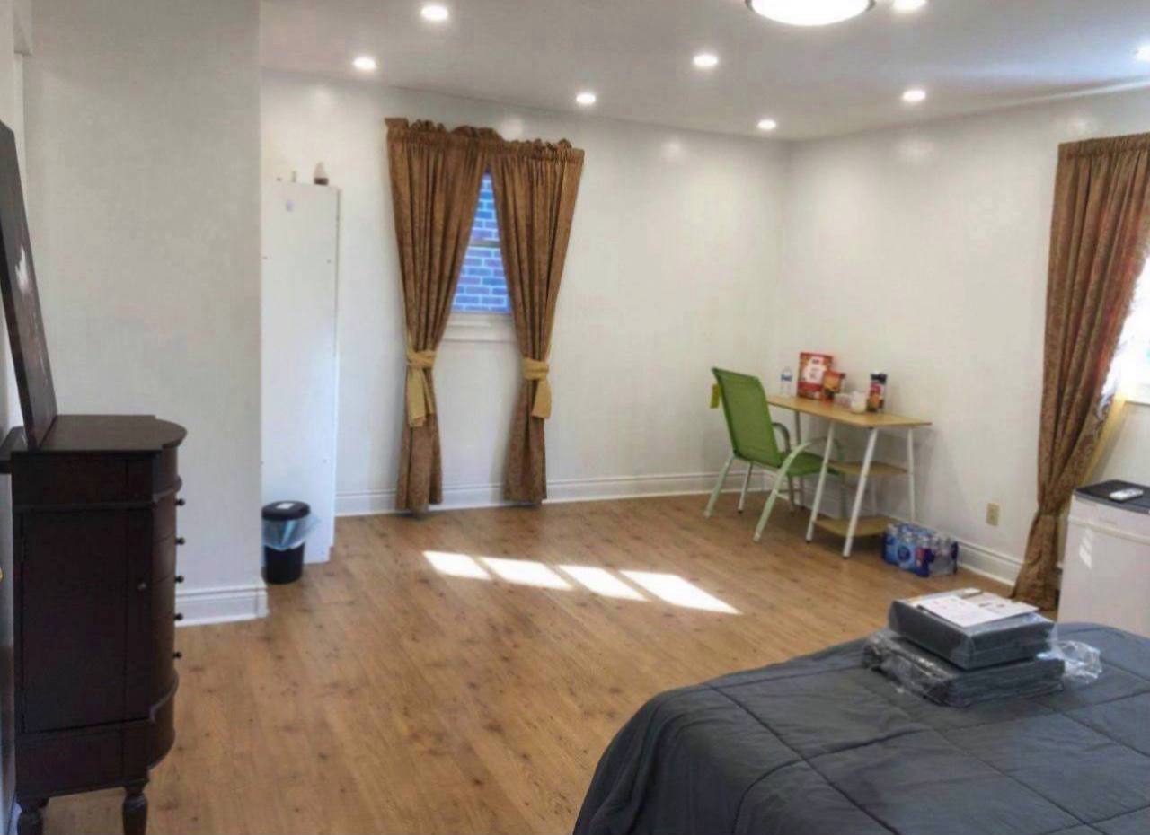 اجاره ی اطاق بزرگ و نورگیر در طبقه ی بالا