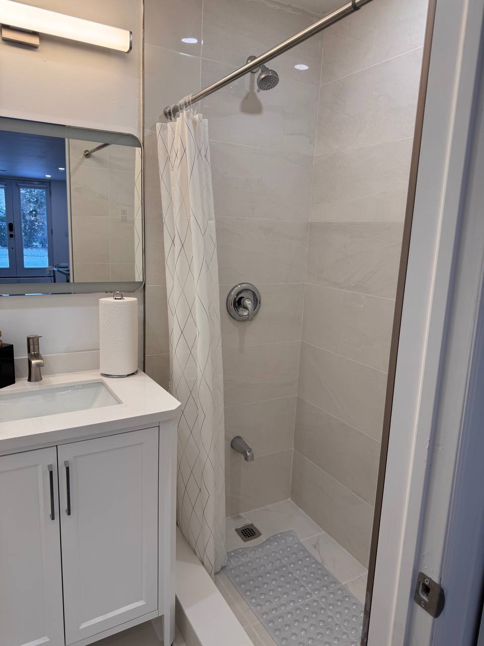 اجاره یک بچلر سوئیت واك اوت (همسطح زمین) نوساز