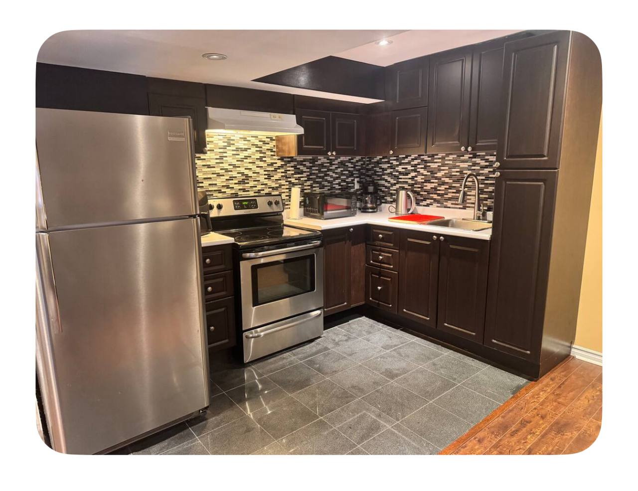 اجاره بیسمنت یک‌خوابه کاملاً مبله با ورودی و لاندری مجزا